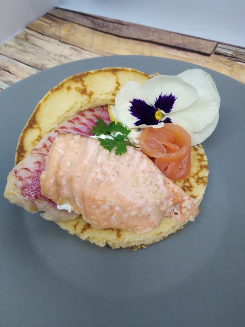 BLINIS SAUMON ET FILET DE ROUGET